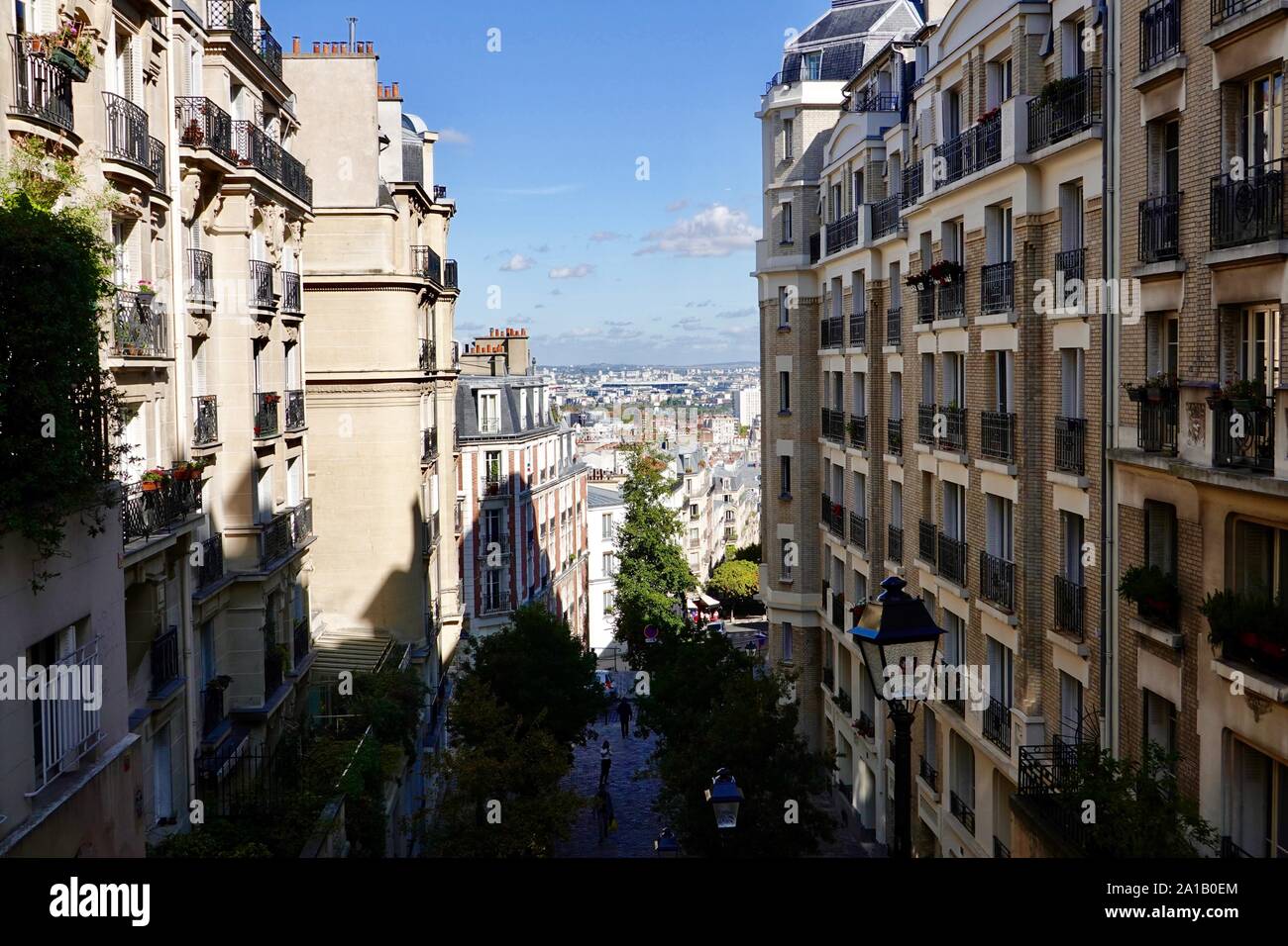Guardando a nord al butte Montmartre, passato edifici di appartamenti del 18th arrondissement, Parigi, Francia. Foto Stock