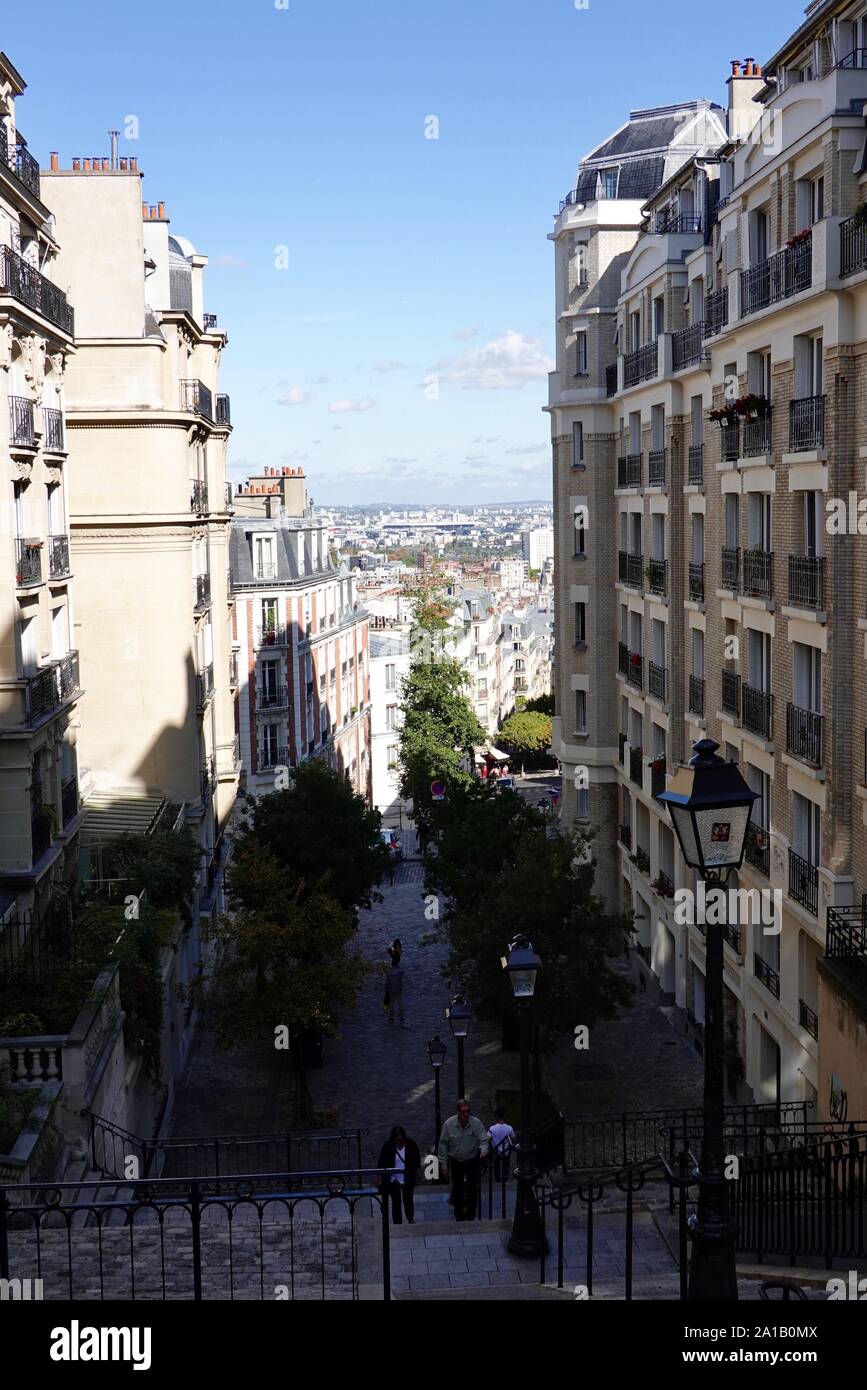 Guardando a nord al butte Montmartre, passato edifici di appartamenti del 18th arrondissement, Parigi, Francia. Foto Stock