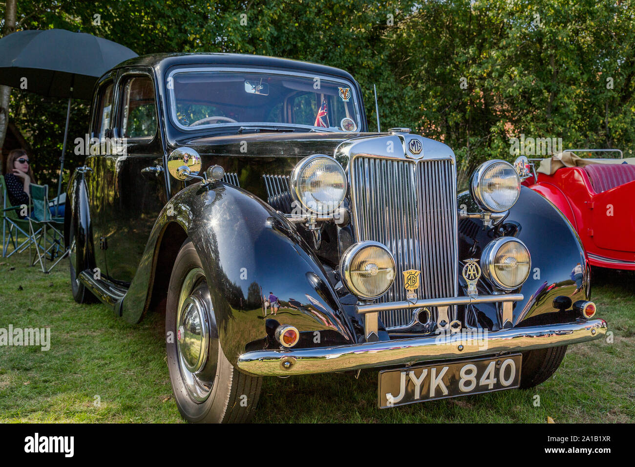 Un 1948 MG YA berlina sul visualizzatore in corrispondenza di un'auto d'epoca mostrano in Belbroughton. Foto Stock