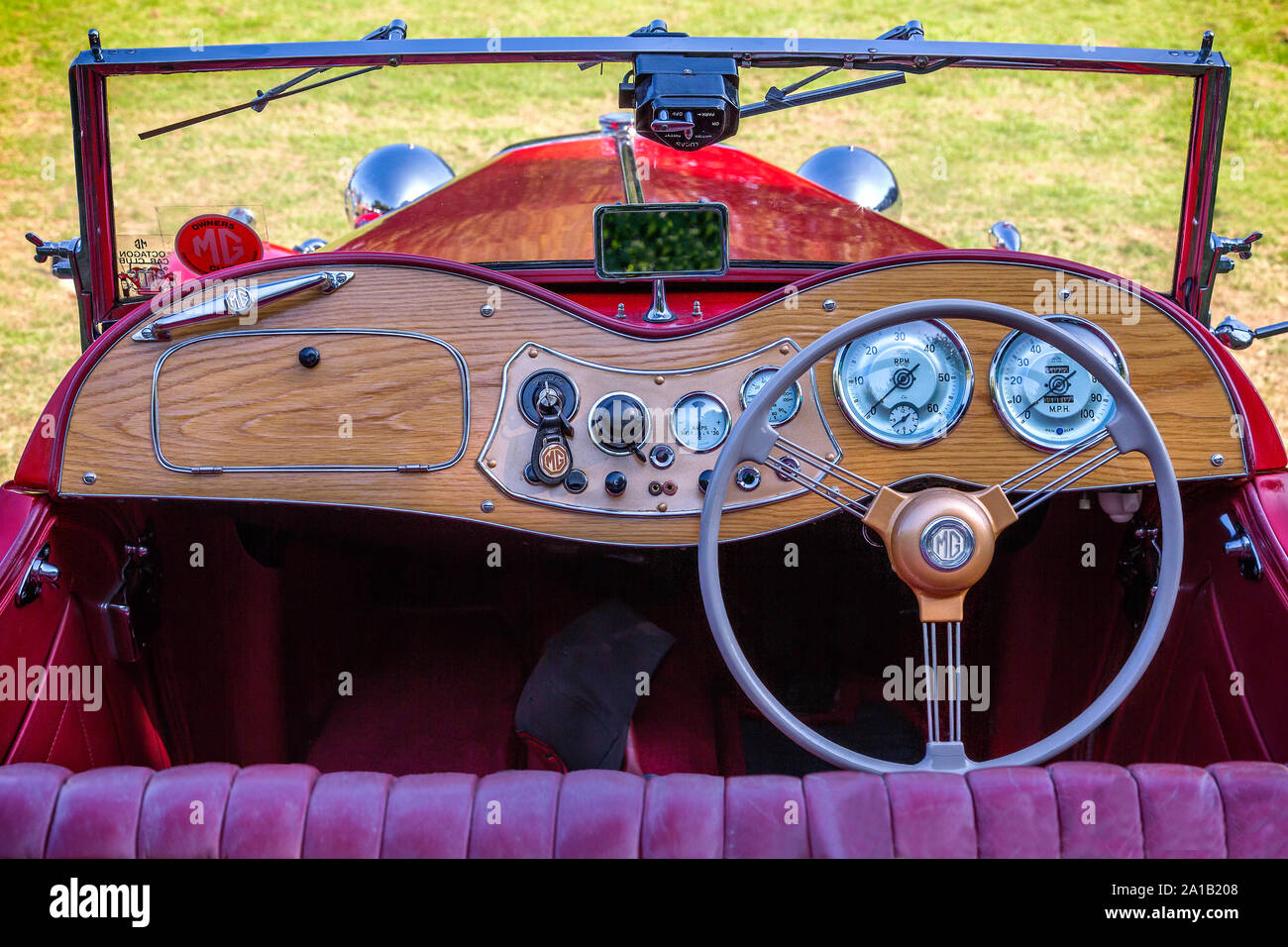 Vista Dashboard di 1953 mg 1250 cc British reso auto sportiva mostrato in corrispondenza di un classico e vintage car show in Belbroughton, UK. Foto Stock