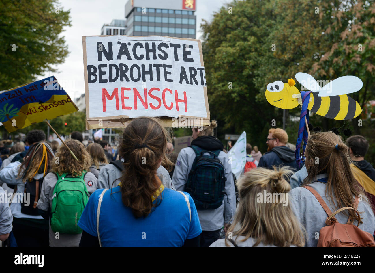 In Germania, la città di Amburgo, venerdì per il movimento futuro, tutti per il clima rally con 70.000 manifestanti per la protezione del clima , immagine di un ape banner e slogan: avanti specie in via di estinzione - Uomo Foto Stock