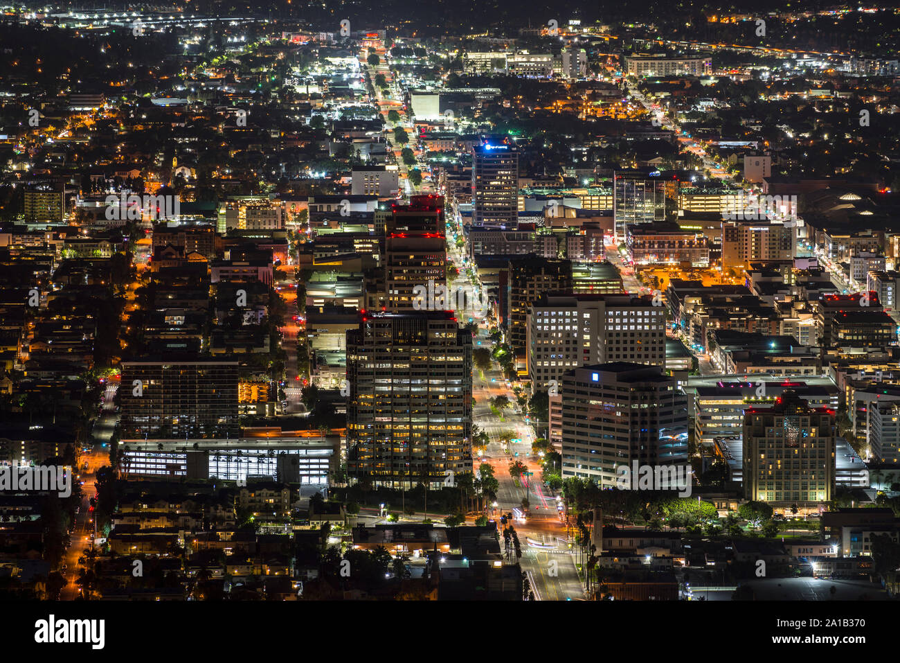 Glendale, California, Stati Uniti d'America - 22 Settembre 2019: vista notturna di marca Blvd e il centro cittadino di edifici di Glendale vicino a Los Angeles. Foto Stock