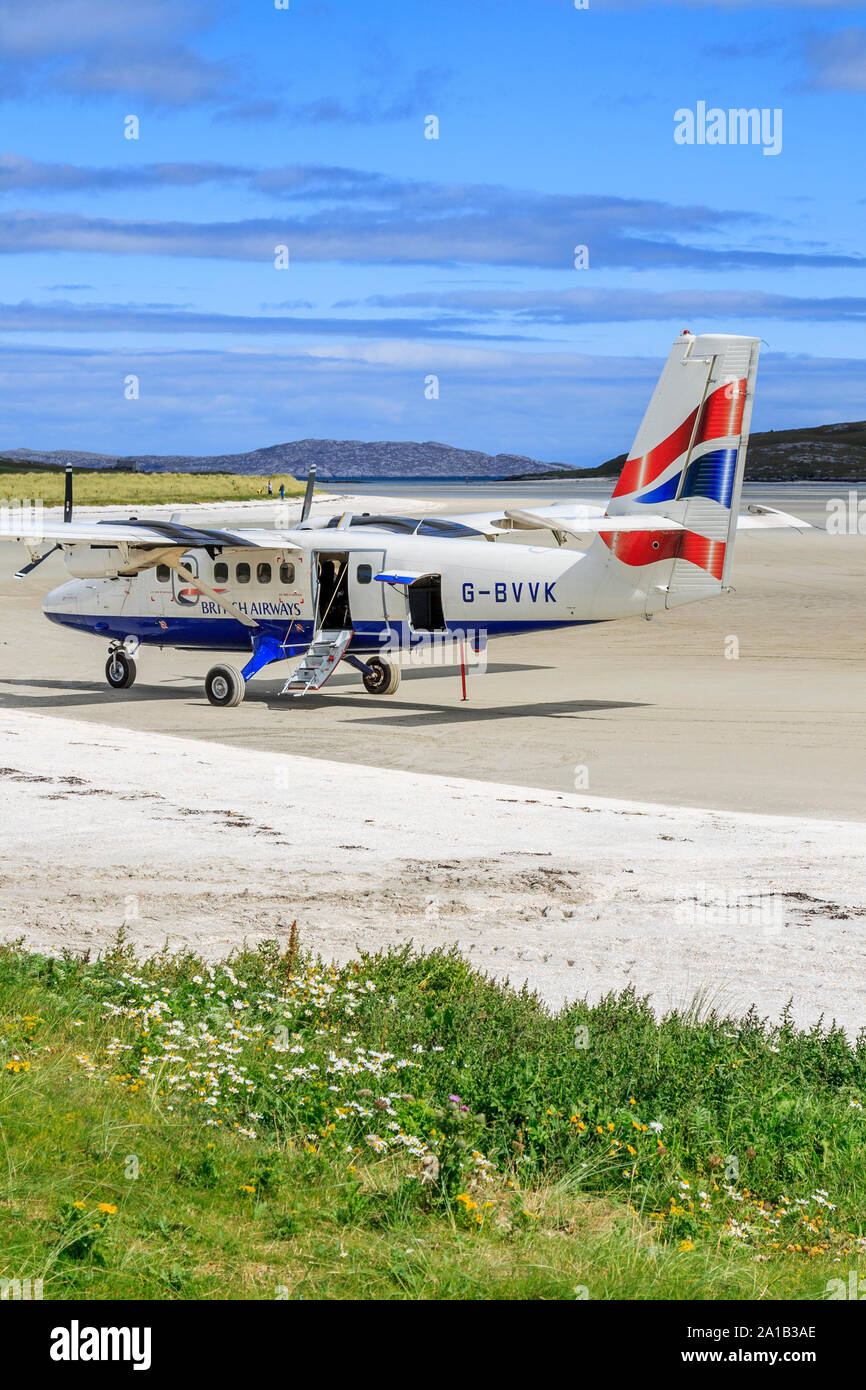 Isle of Barra cockle strand pista di atterraggio per aerei sulla spiaggia,twin otter programmati piani loganair, Western Isles, Ebridi Esterne, Scozia, UK UE Foto Stock