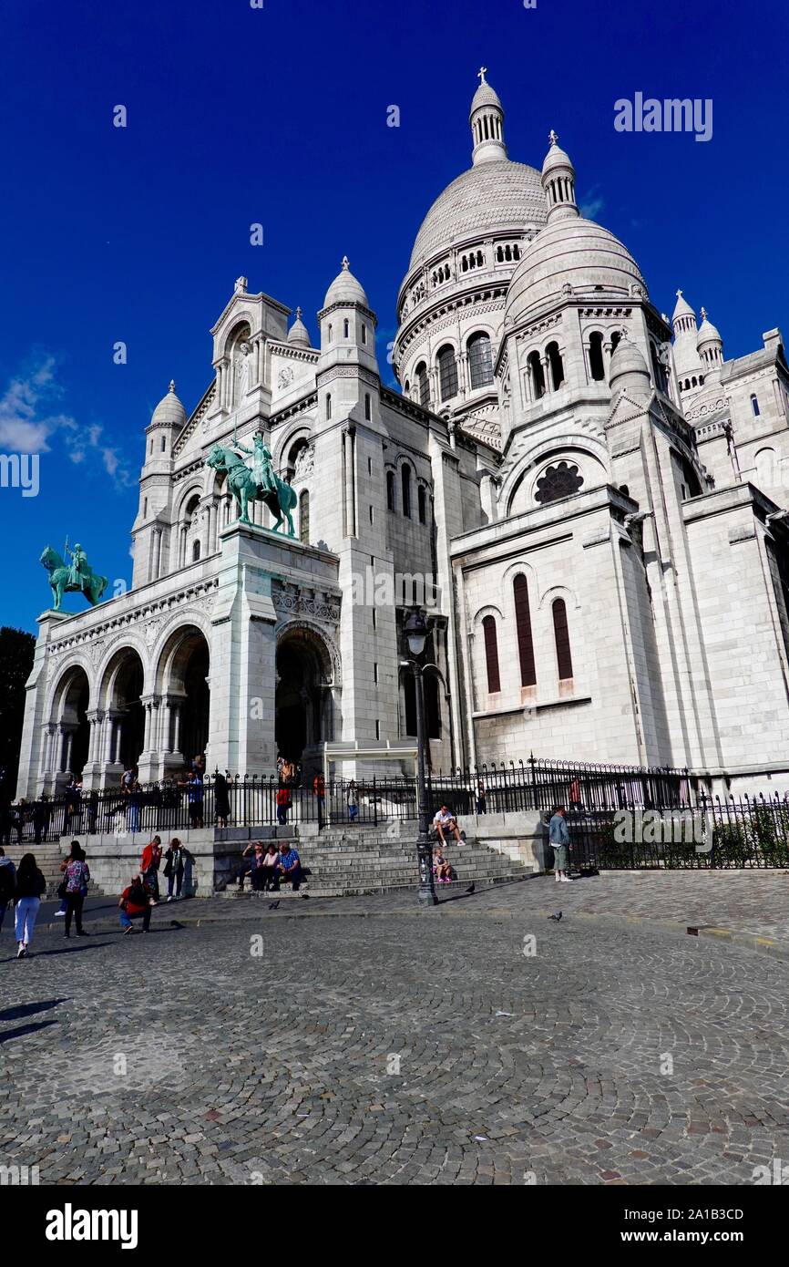 Marmo bianco del Sacré Coeur basilica contro un cielo blu con le persone di fronte, Montmartre, Paris, Francia. Foto Stock