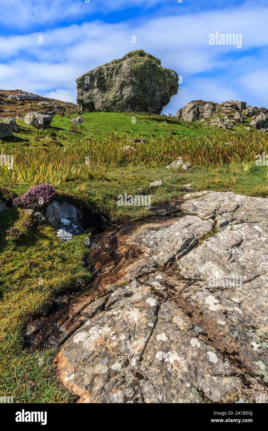 Isle of barra irregolare boulder left over di Ice Age, Western Isles, Ebridi Esterne, Scozia, UK UE Foto Stock