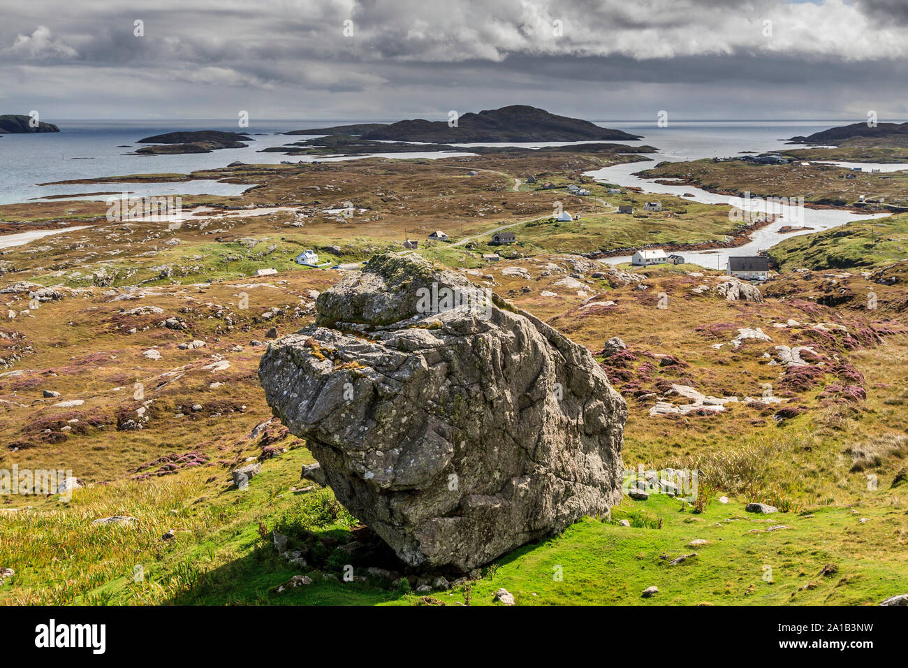 Isle of barra irregolare boulder left over di Ice Age, Western Isles, Ebridi Esterne, Scozia, UK UE Foto Stock