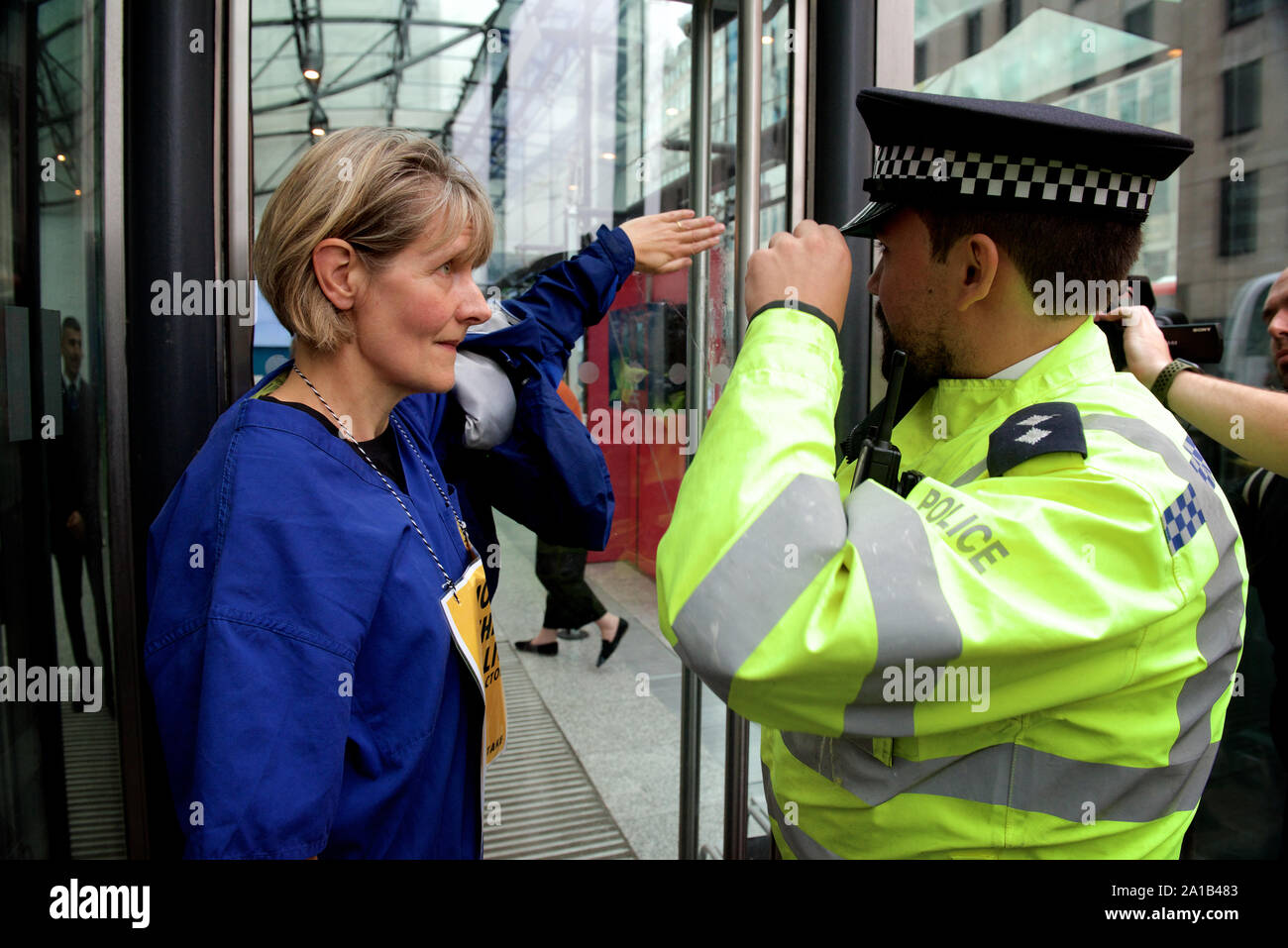 Londra, Regno Unito. 25 Settembre, 2019. I medici a protestare con la ribellione di estinzione stessi incollato ad un palazzo del governo per protestare contro la minaccia del cambiamento climatico sulla salute a livello mondiale. Questo gruppo di medici e professionisti della sanità sta chiamando per azione per l' imminente crisi di salute pubblica derivanti dal clima e crollo ecologico". Credit Gareth Morris/Alamy Live News Foto Stock