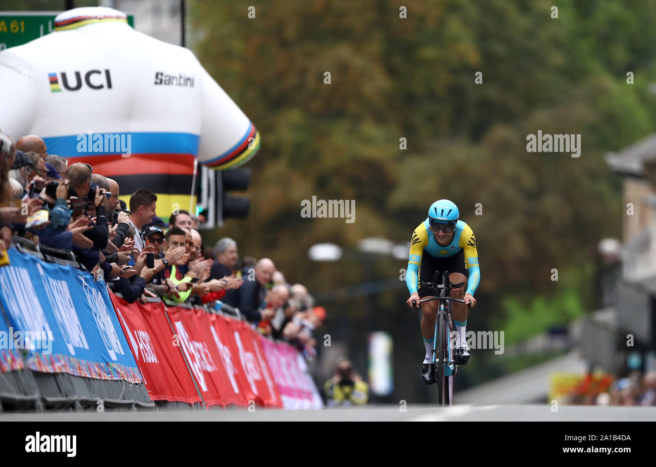 In Kazakistan Alexey Lutsenko durante gli Uomini Elite singole prove cronometrate da Northallerton a Harrogate. Foto Stock