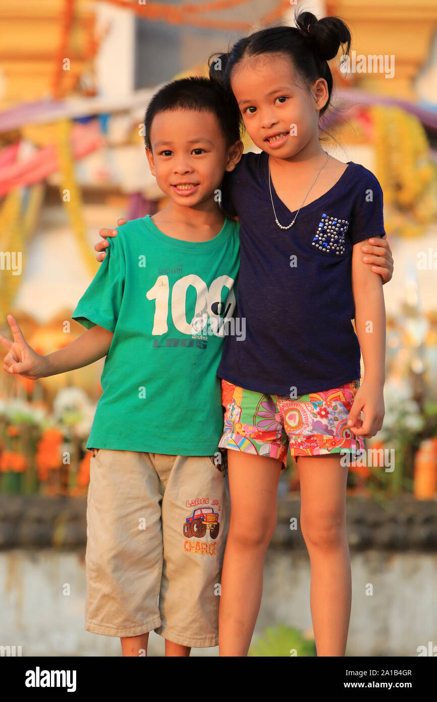 Petite fille et garçon Laotien se il locatario par les bras. Vientiane. Laos. / Bambina e ragazzo accanto a Lao bracci. Vientiane. Laos. Foto Stock