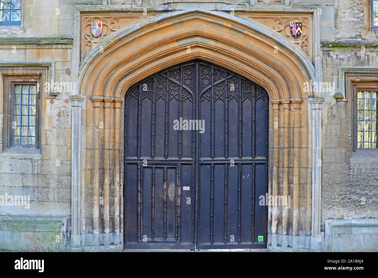 Ingresso alla St John's College di Oxford University da St Giles' mostra il collegio la stemma reale di James prima di Inghilterra o sesto di Scozia Foto Stock