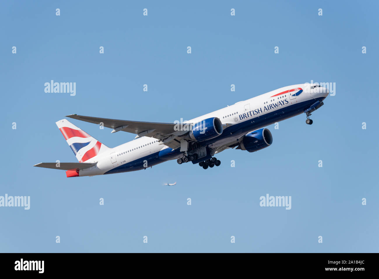 British Airways Boeing 777 aereo di linea G-VIIB decolla dall'aeroporto di Londra Heathrow, Londra, Regno Unito in cielo blu Foto Stock