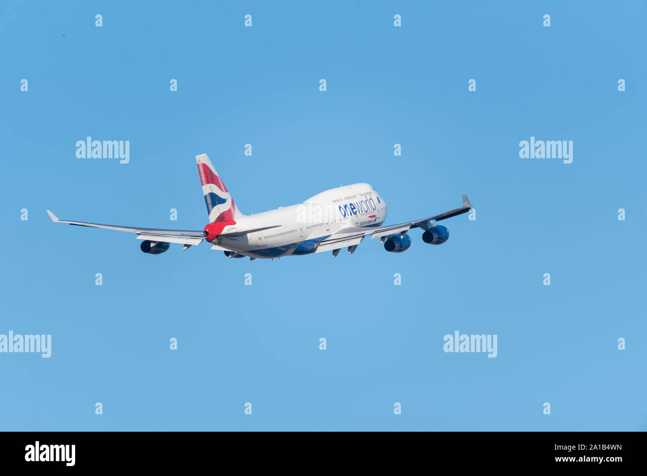 British Airways Boeing 747 Jumbo aereo di linea che decolla dall'aeroporto di Londra Heathrow, Londra, Regno Unito che sale in cielo blu Foto Stock
