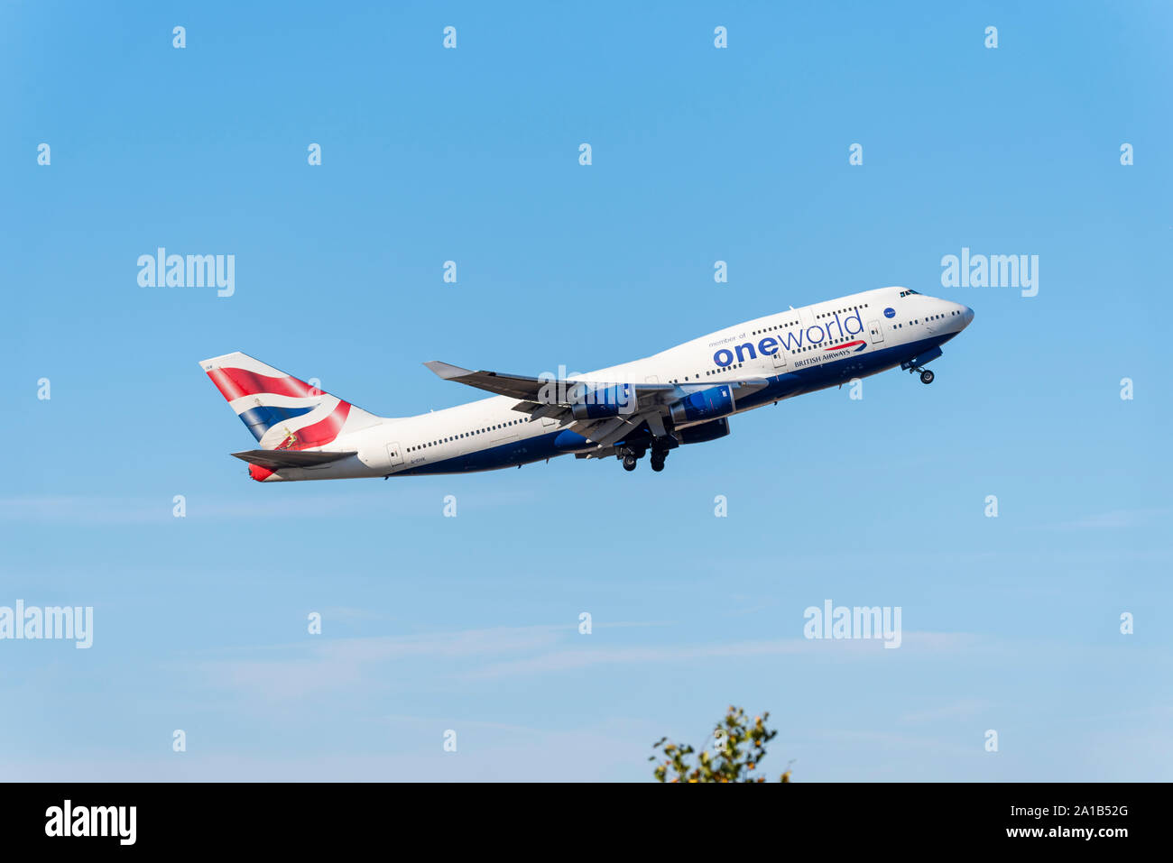 British Airways One World Boeing 747 Jumbo aereo di linea G-CIVK decolla dall'aeroporto di Londra Heathrow, Londra, Regno Unito in cielo blu Foto Stock