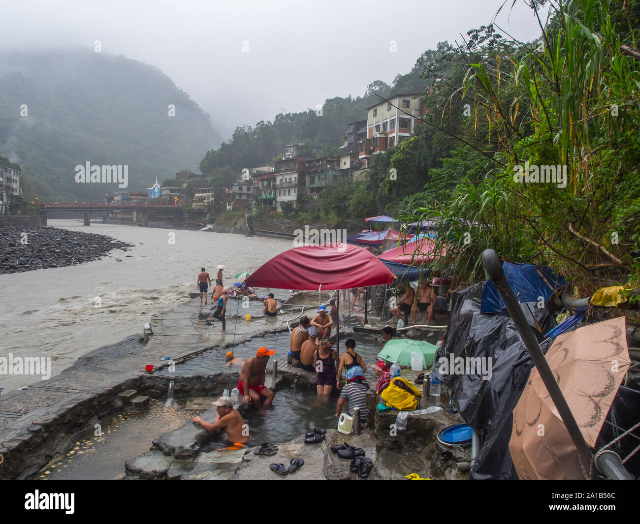 Wulai, Taiwan - Ottobre 09, 2016: piscine pubbliche con acqua da sorgenti calde durante il giorno di pioggia. Foto Stock