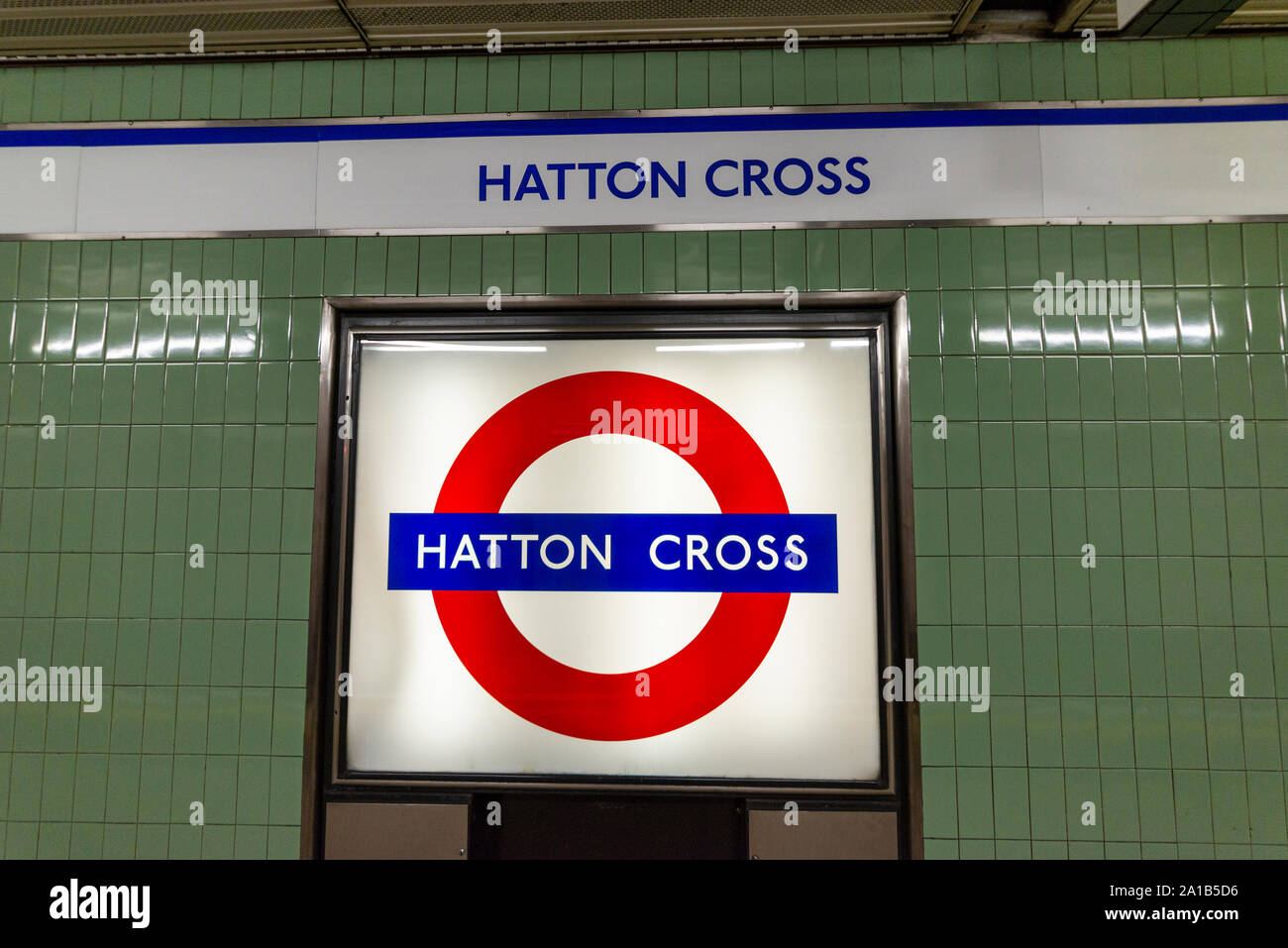 Hatton Cross Tube Station, prendere la Piccadilly Line della metropolitana di Londra di sistema di treno vicino a Heathrow di Londra, Regno Unito. La stazione della metropolitana di segno e di piastrelle. Hillingdon Foto Stock
