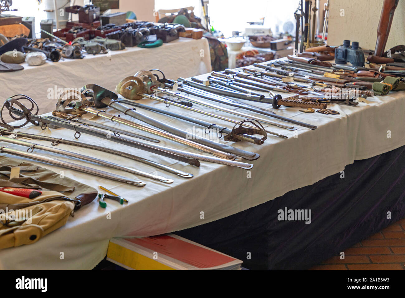 Spade coltelli armi al Mercato di antiquariato in San Marino Foto stock -  Alamy