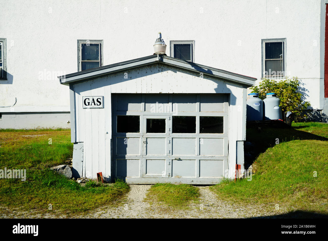 Di piccole dimensioni e di colore bianco e grigio garage, Vermont, USA. Foto Stock