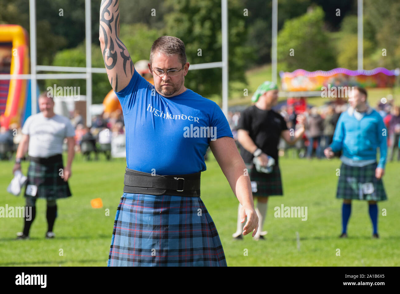 Concorrente mettendo il colpo a Peebles Highland Games. Scottish Borders, Scozia Foto Stock
