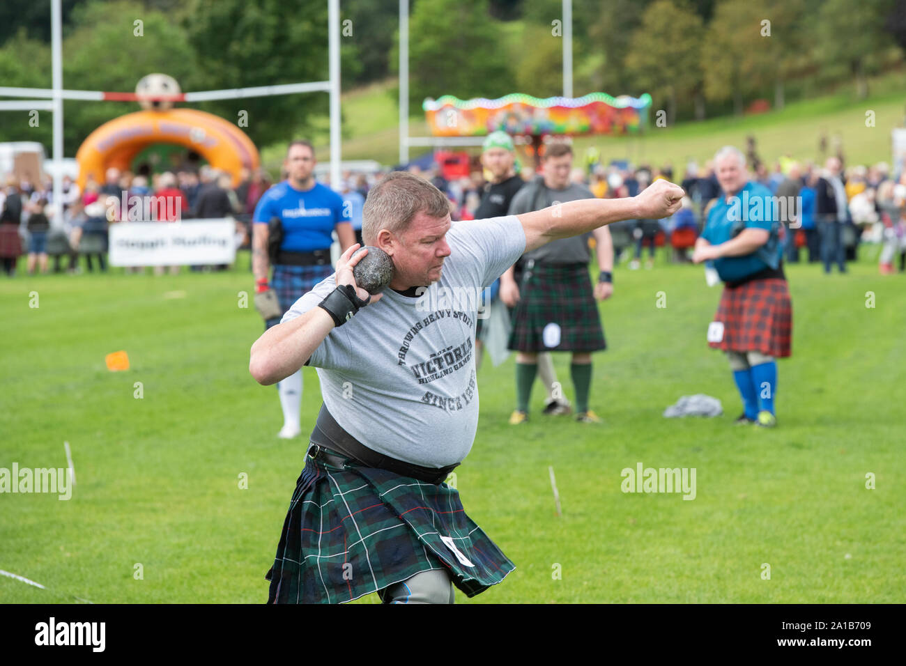 Concorrente mettendo il colpo a Peebles Highland Games. Peebles, Scottish Borders, Scozia Foto Stock