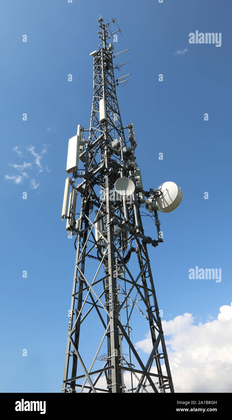 Antenna di grandi dimensioni con molti ripetitore per telefonia e internet  Foto stock - Alamy