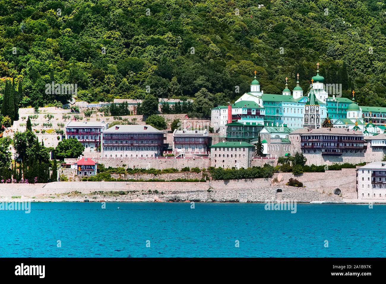 Russo San Panteleimona il monastero ortodosso al Monte Athos, Agion Oros, santa montagna, Halkidiki , Grecia. Vista dal mare Foto Stock