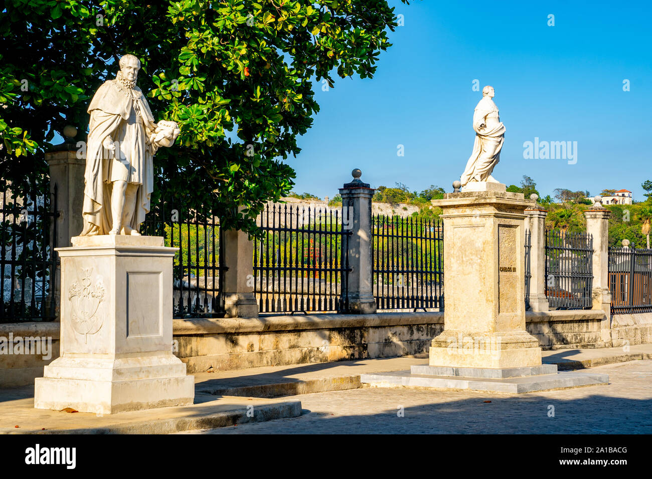 Parco pubblico con statue in marmo in Old Havana, Cuba. Foto Stock