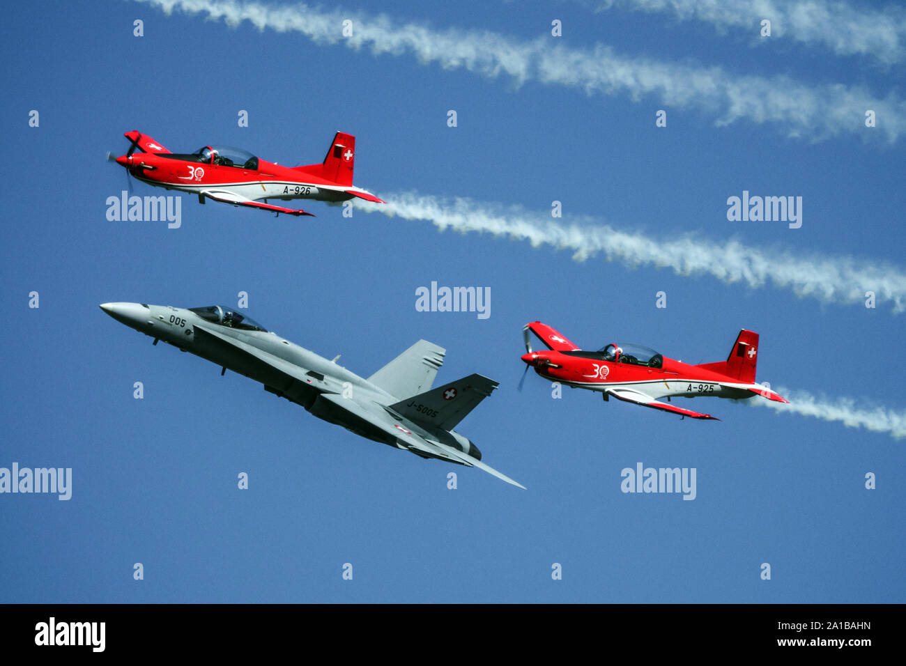 Swiss Air Force Pilatus PC-7, F/A 18 Hornet team display Foto Stock