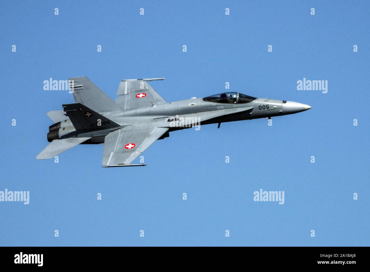 Swiss Air Force McDonnell Douglas-Boeing F/A-18 Hornet fighter Flying Foto Stock
