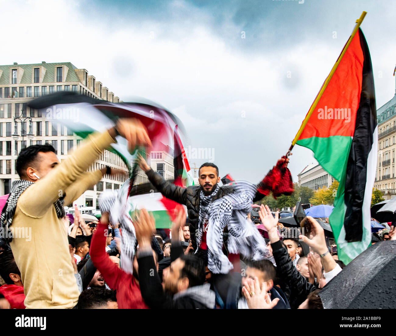 Germania. Xxv Sep, 2019. Bandiere palestinese swing di uomini in un 'pro-Palestina' l'azione di protesta sulla Pariser Platz. (Lunga esposizione) Credito: Paolo Zinken/dpa/Alamy Live News Foto Stock
