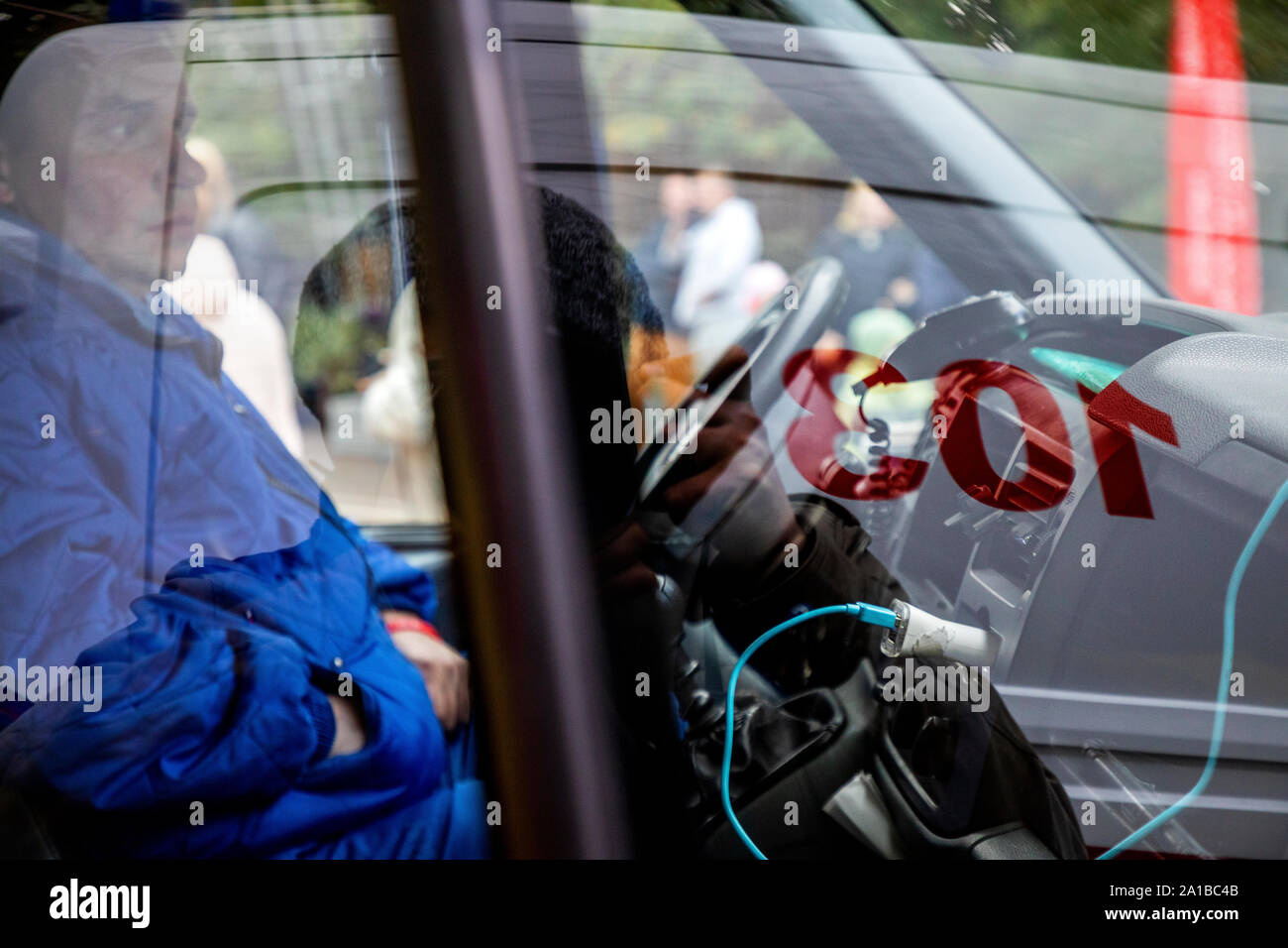 Un autista di ambulanza si siede in una vettura in un parco a Mosca, Russia Foto Stock