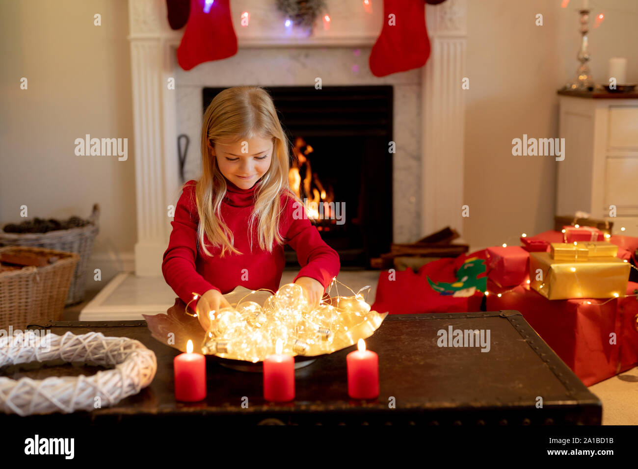 Ragazza a casa al tempo di Natale Foto Stock