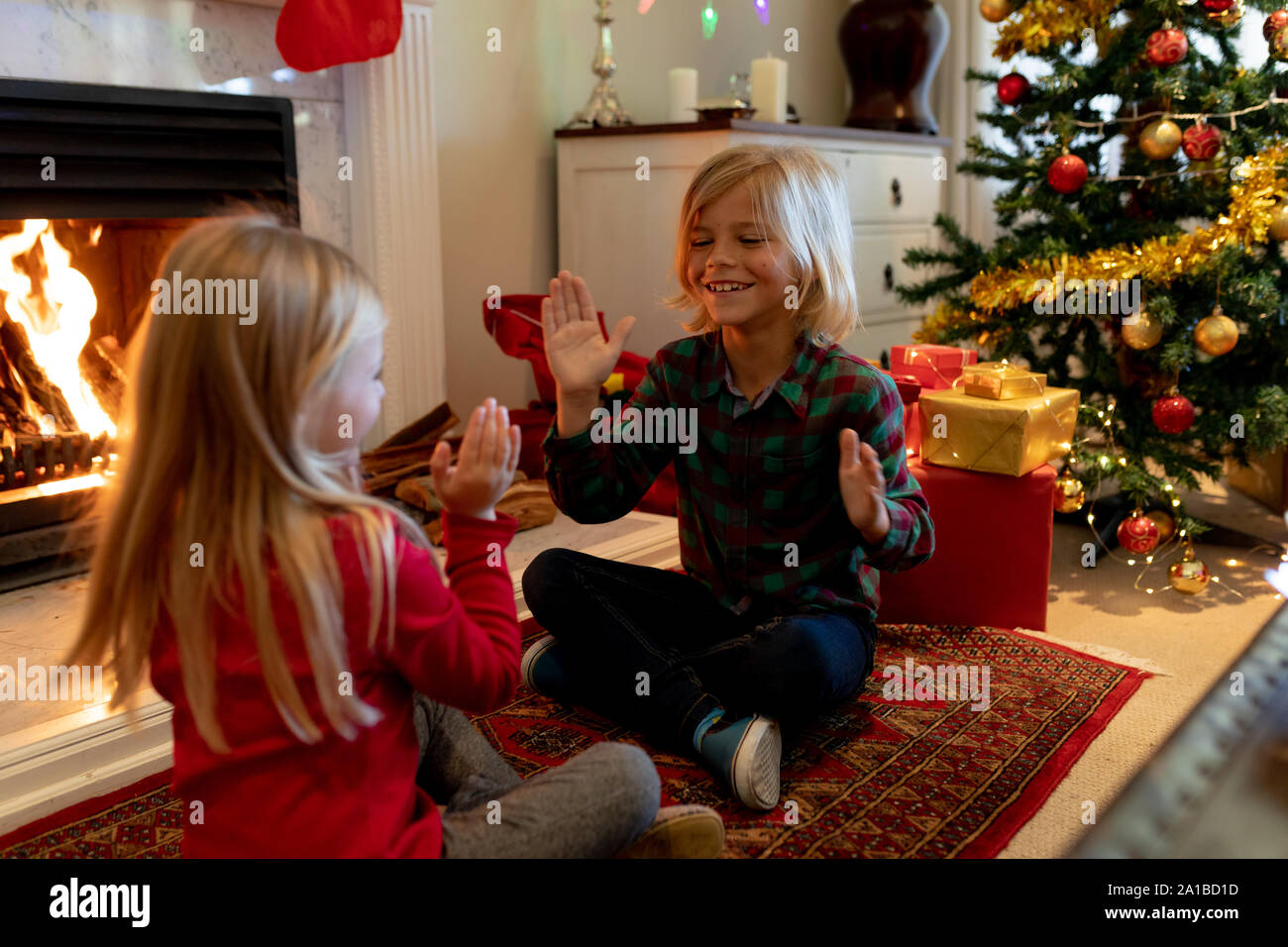 Fratello e Sorella a casa al tempo di Natale Foto Stock