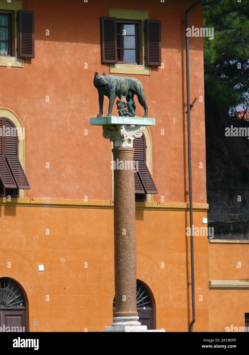 Statua di una donna lupo,Piazza dei Miracoli, la Piazza dei Miracoli, Piazza del Duomo, Piazza Duomo Pisa, Toscana, Italia, Europa, Sito del Patrimonio Mondiale Foto Stock