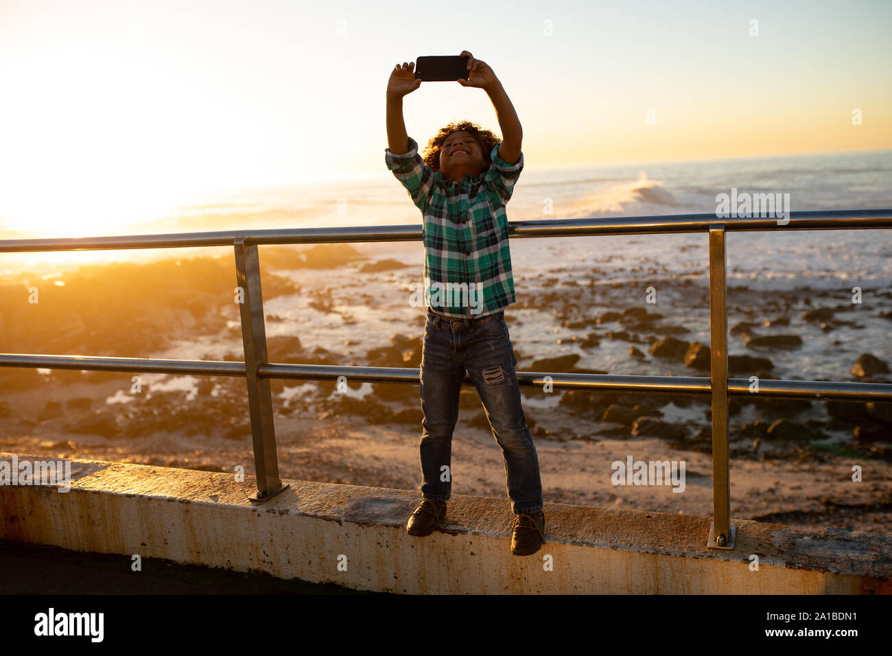 Ragazzo godendo una giornata fuori dal mare Foto Stock