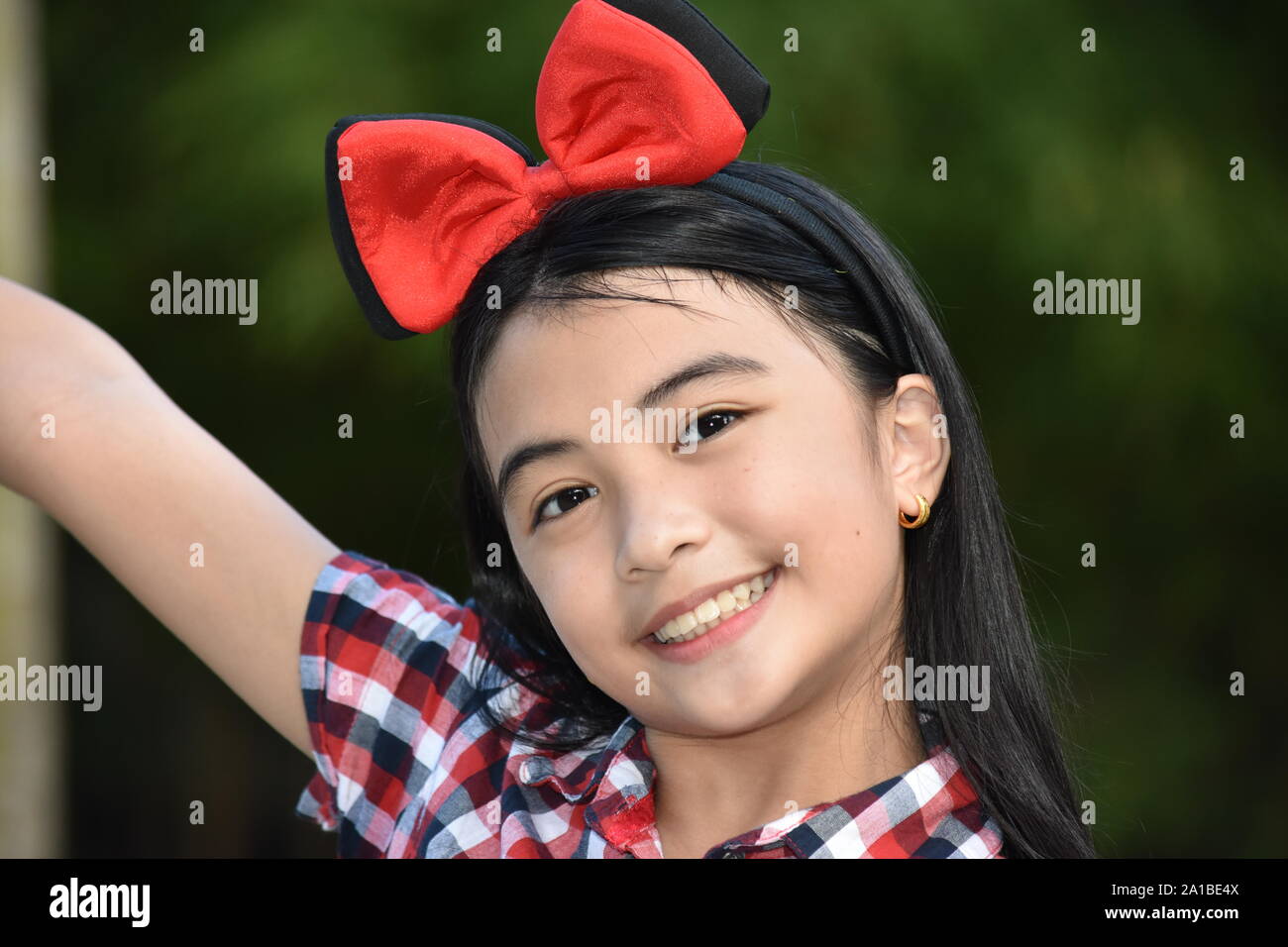Un sorridente carino femmina asiatica Foto Stock