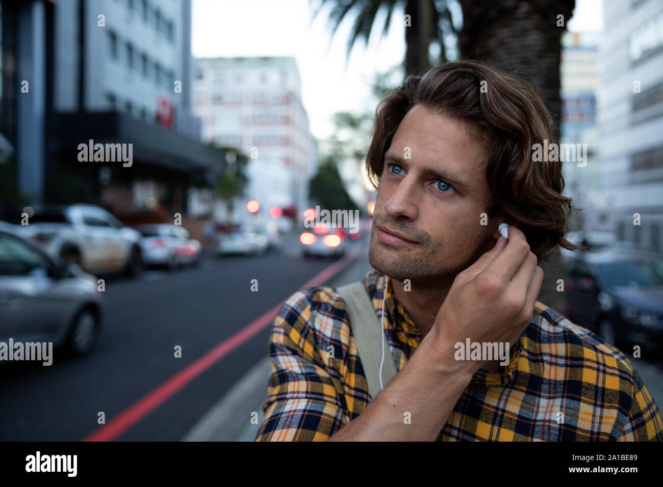 Giovane uomo con gli auricolari su Foto Stock