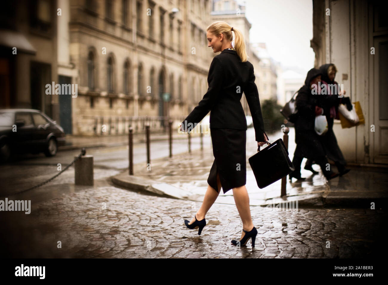 Imprenditrice a piedi per lavorare in un giorno di pioggia. Foto Stock