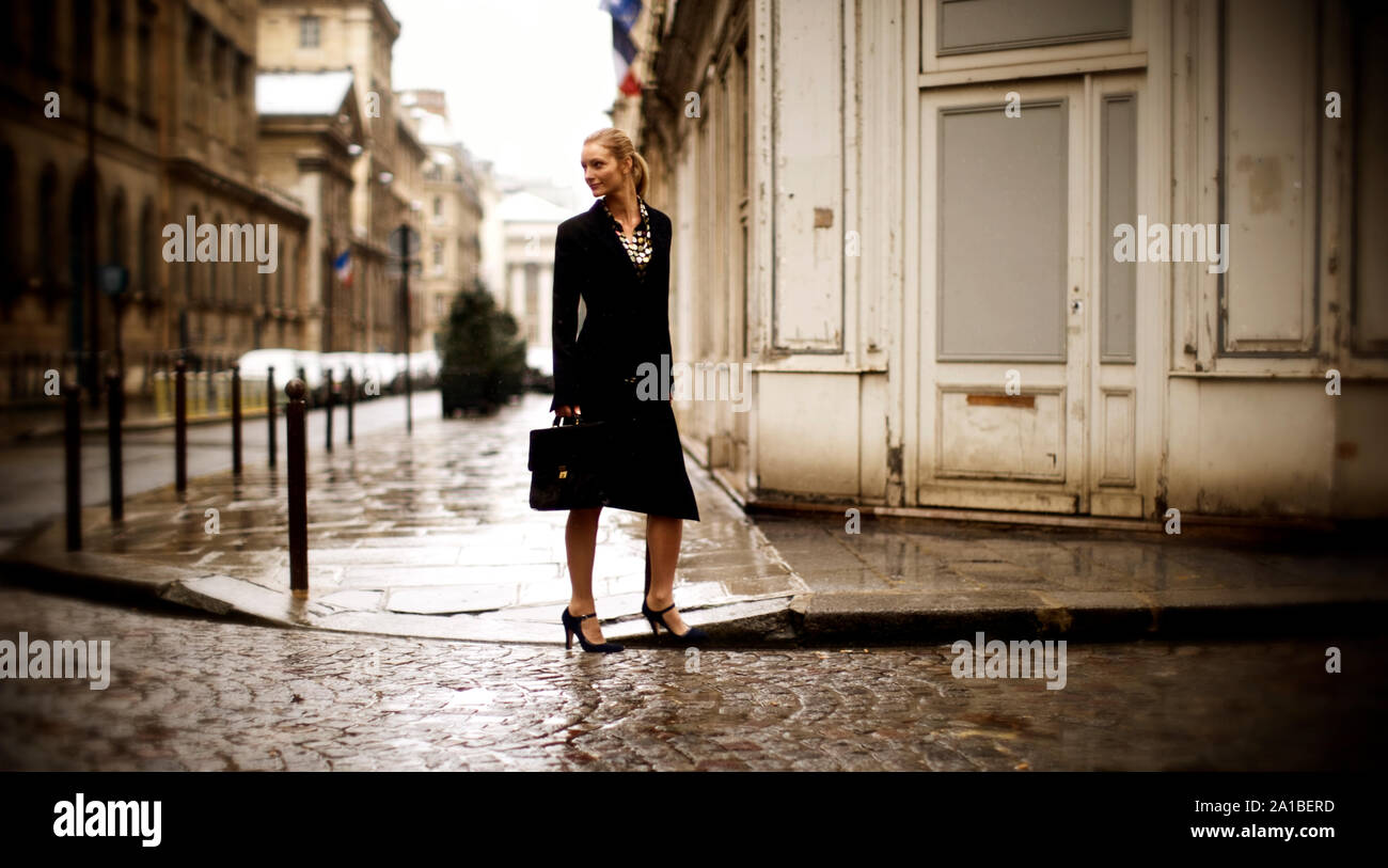 Imprenditrice a piedi per lavorare in un giorno di pioggia. Foto Stock