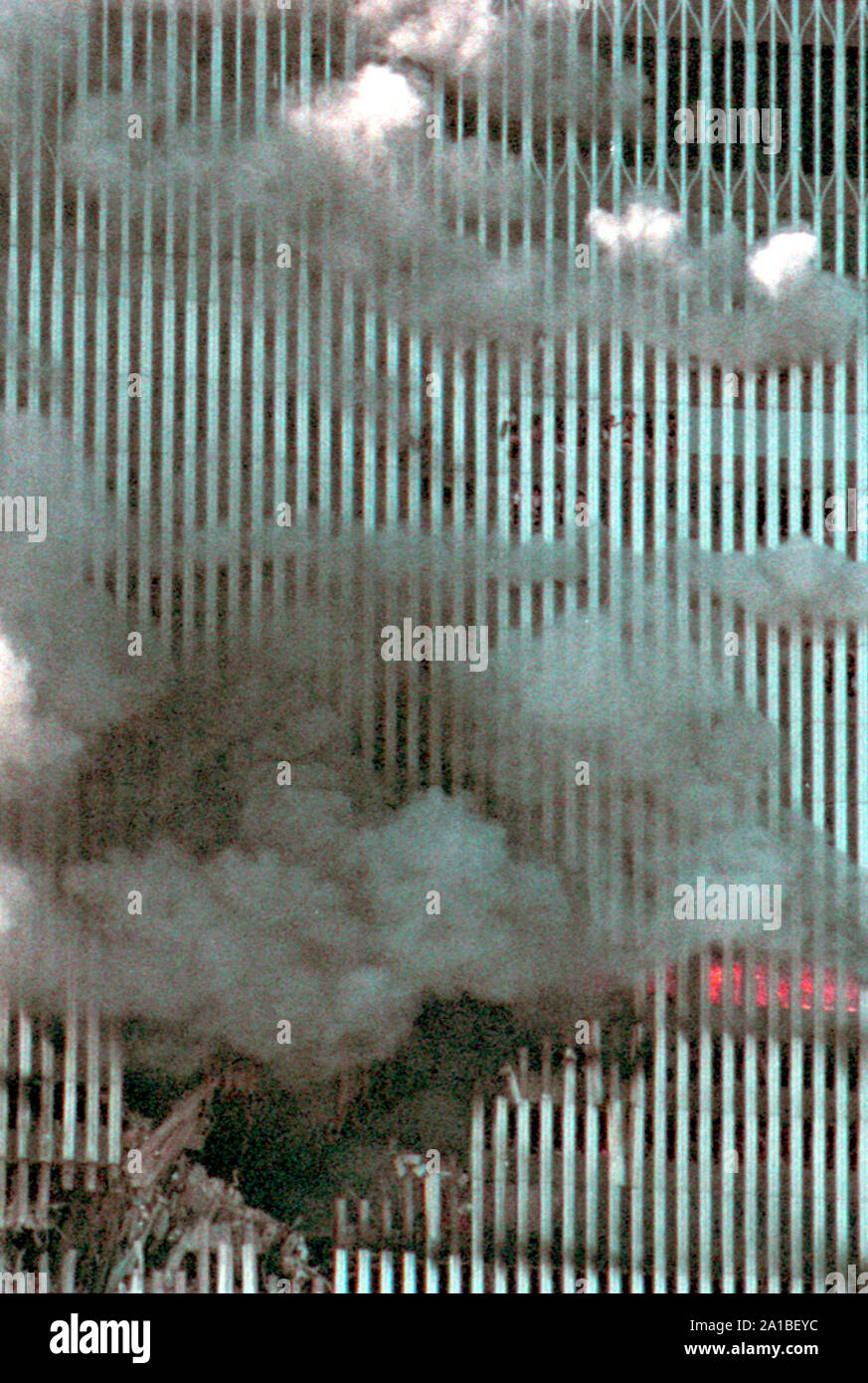Due jetplanes commerciale si è schiantato in ciascuna delle torri gemelle del World Trade Center in modo coordinato il terrore attacco orchestrato da Osama Bin Laden. Le persone sono sventolare dalle finestre al di sopra del foro di impatto nella Torre Sud del World Trade Center di Manhattan. Foto Stock