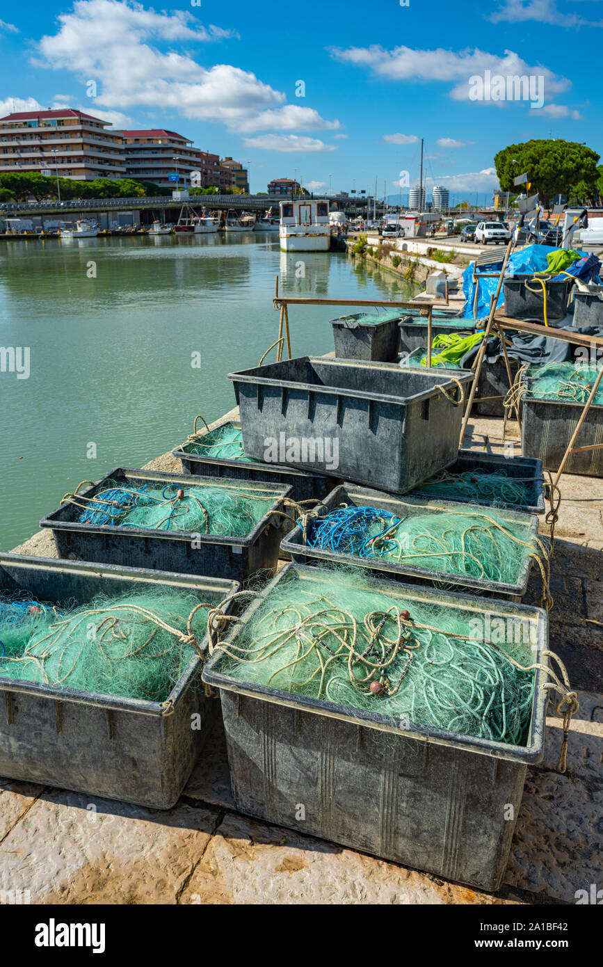 Scatoloni con reti da pesca nel canale portuale di Pescara, abruzzo, italia Foto Stock
