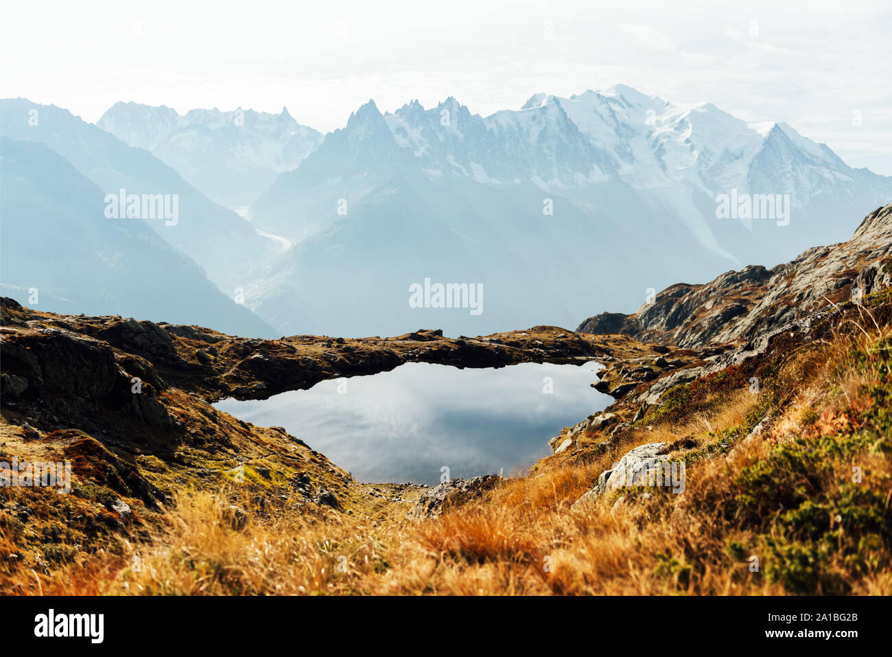Colorato paesaggio autunnale con Chesery lago (Lac De Cheserys) e nevoso Monte Bianco gamma montagne sullo sfondo. Vallon de Berard Nature Preserve, Chamonix, Francia Alpi Foto Stock
