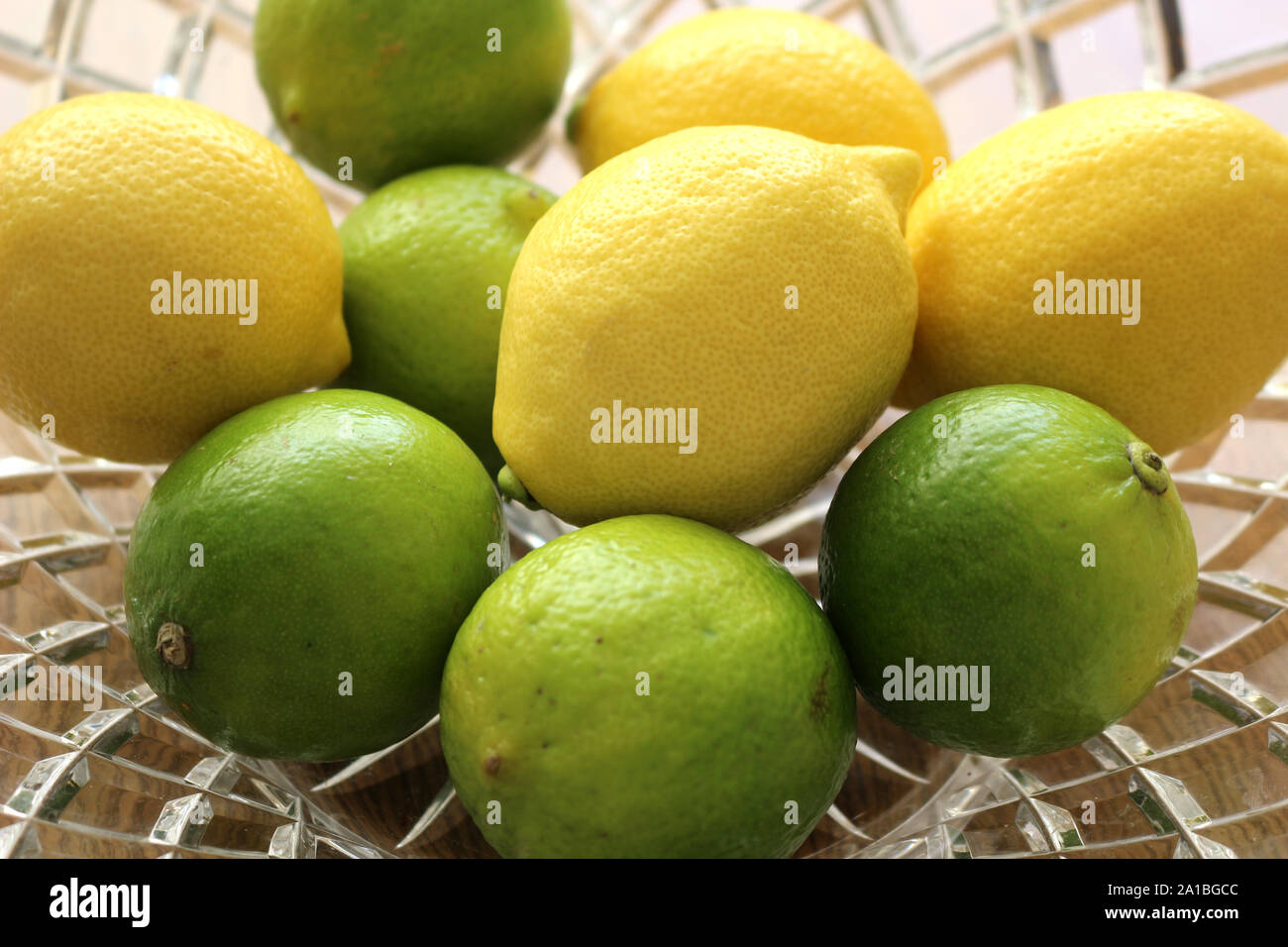I Limoni e limette. Un gruppo di limoni e limette in una ciotola di vetro Foto Stock