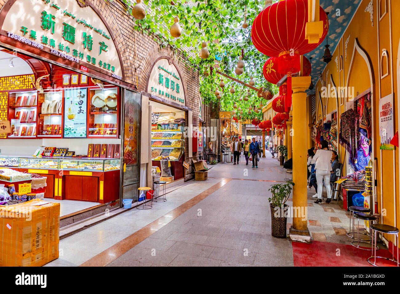 Urumqi International Grand Bazaar Negozi vista interna con un sacco di uigura souvenir tradizionali Foto Stock