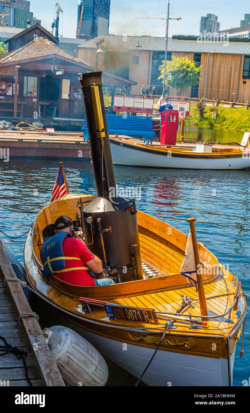 Uomo al lavoro su un motore a vapore al Centro per barche di legno nel Lago Union, Seattle, Washington Foto Stock