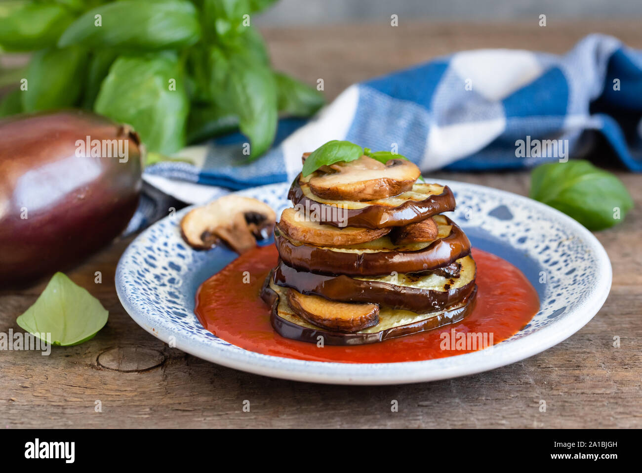 Torrette di melanzane grigliate e funghi con salsa di pomodoro. Foto Stock