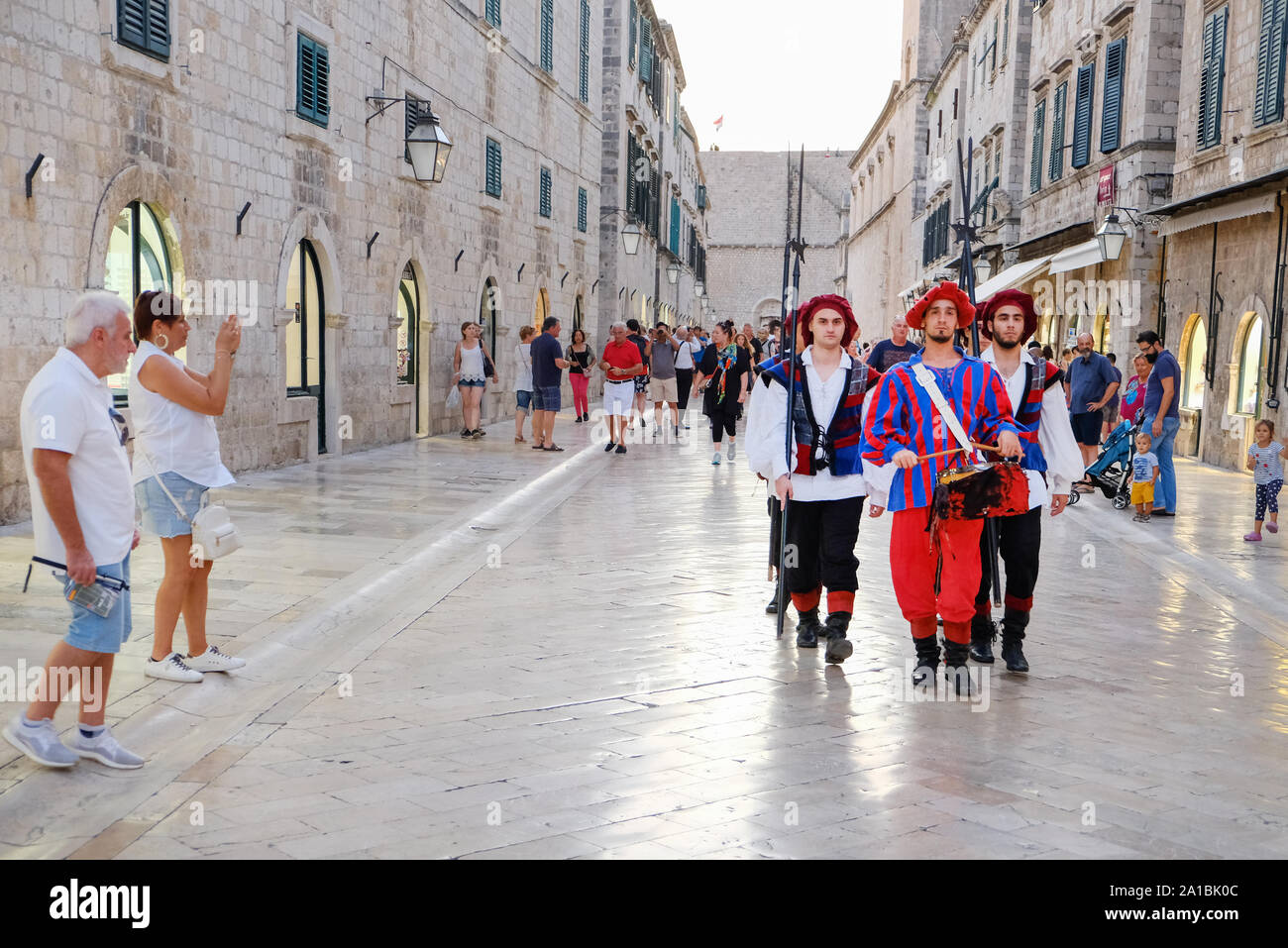 La sfilata dei guardiani o della guardia cittadina, camminando lungo Stradun o Placa nel centro storico di Dubrovnik, Croatia. Sono fotografate dai turisti Foto Stock