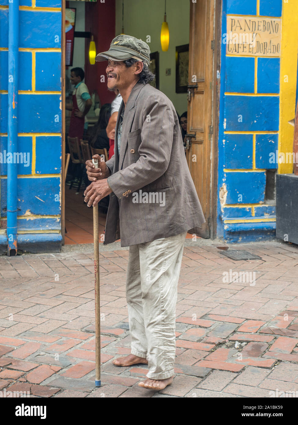 Bogotà, Colombia - il Sep 9, 2017: Un vecchio uomo a piedi nudi con una canna di accattonaggio in strada di Bogotà. Foto Stock