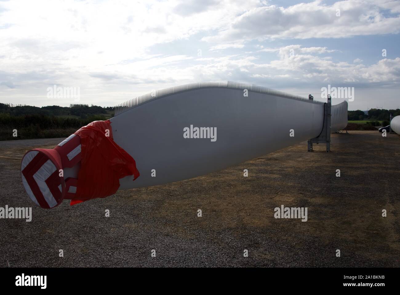 Pale per turbine eoliche in bilico per la distribuzione di nuovi siti di turbine eoliche in tutta la regione del nord della Francia Foto Stock