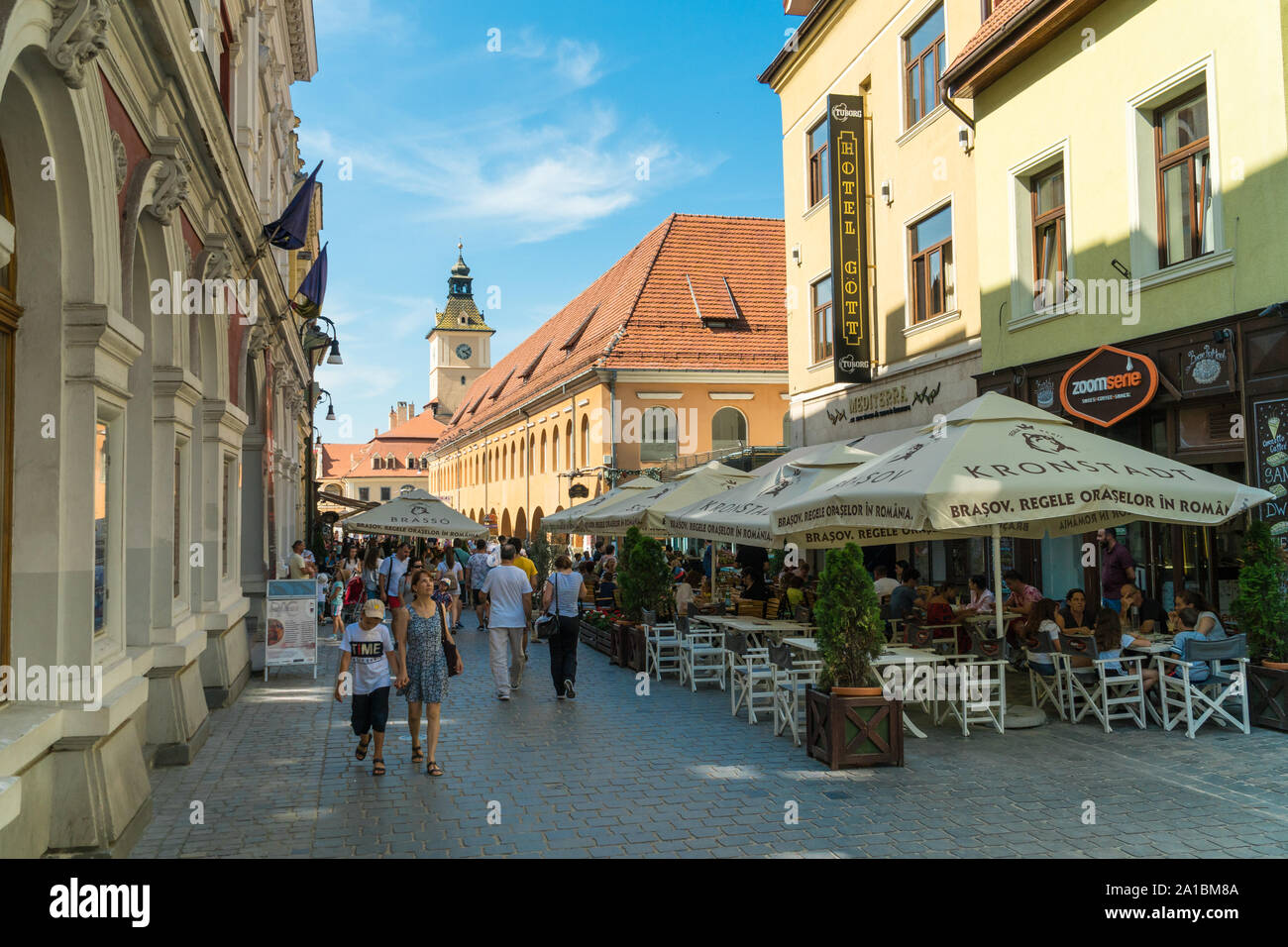 BRASOV, Romania - 10 agosto 2019. La gente a piedi nel centro della città vecchia di Brasov con negozi e ristoranti nella città di Brasov, Romania. Foto Stock