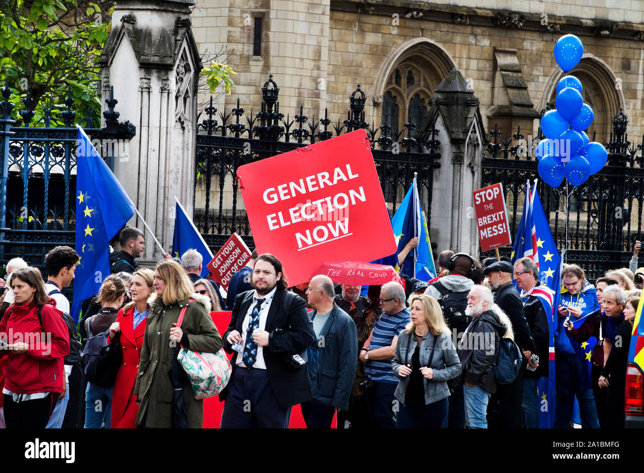 Il Parlamento restituisce 25 settembre 2019 e rimanere e lasciare i manifestanti si raccolgono al di fuori della House of Commons Foto Stock